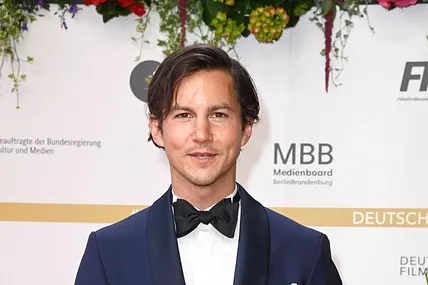Tim Oliver Schultz lächelt entspannt in die Kamera. Die Zusammenarbeit mit Til Schweiger hat ihm gut gefallen.