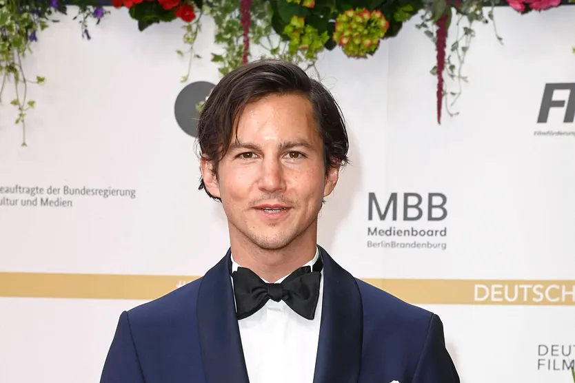 Tim Oliver Schultz lächelt entspannt in die Kamera. Die Zusammenarbeit mit Til Schweiger hat ihm gut gefallen.