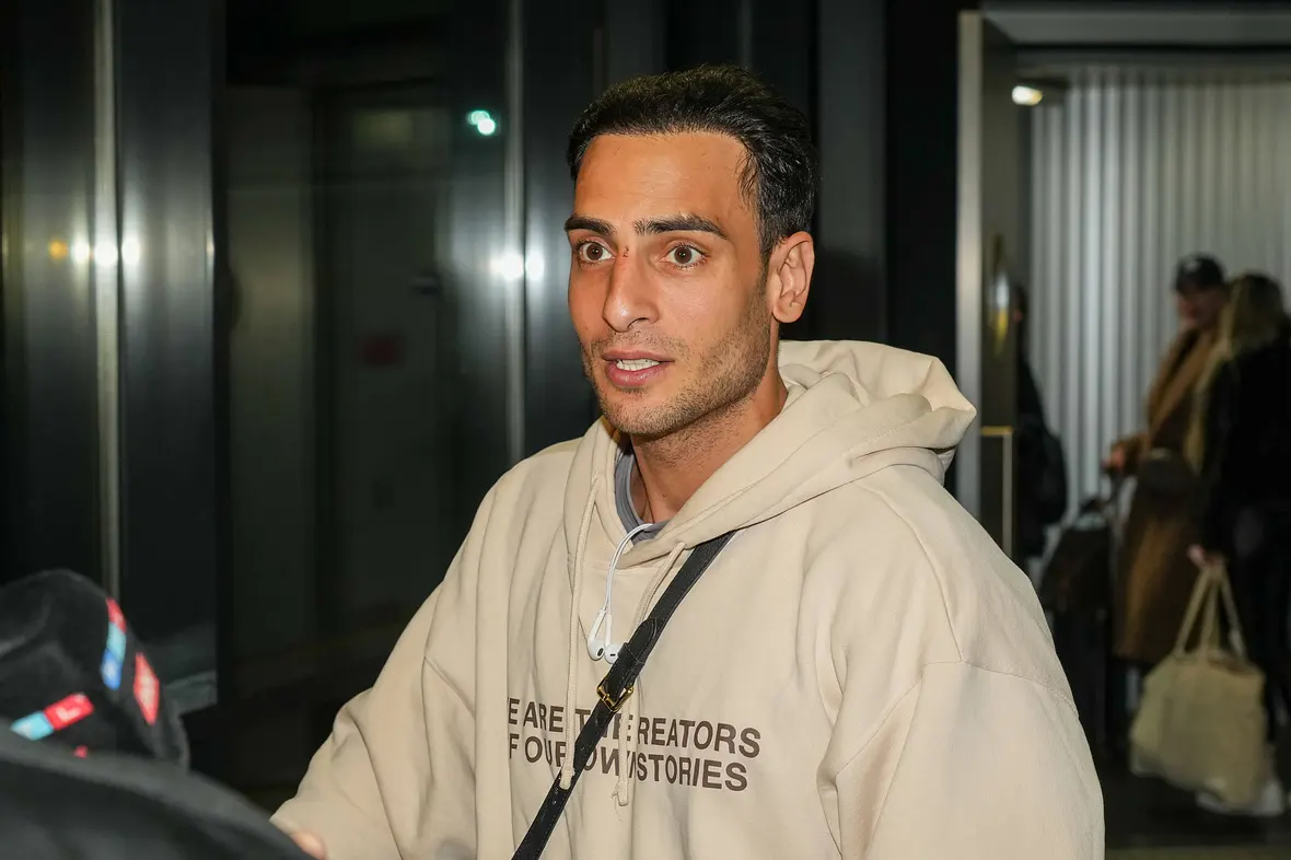 GZSZ-Star Timur Ülker in einem hellen Hoodie blickt starr nach vorne.