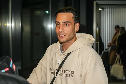 GZSZ-Star Timur Ülker in einem hellen Hoodie blickt starr nach vorne.