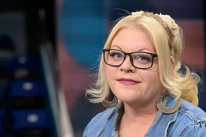 Tine Wittler trägt eine Jeansjacke und eine schwarze Brille. Sie lächelt sanft in die Kamera. 