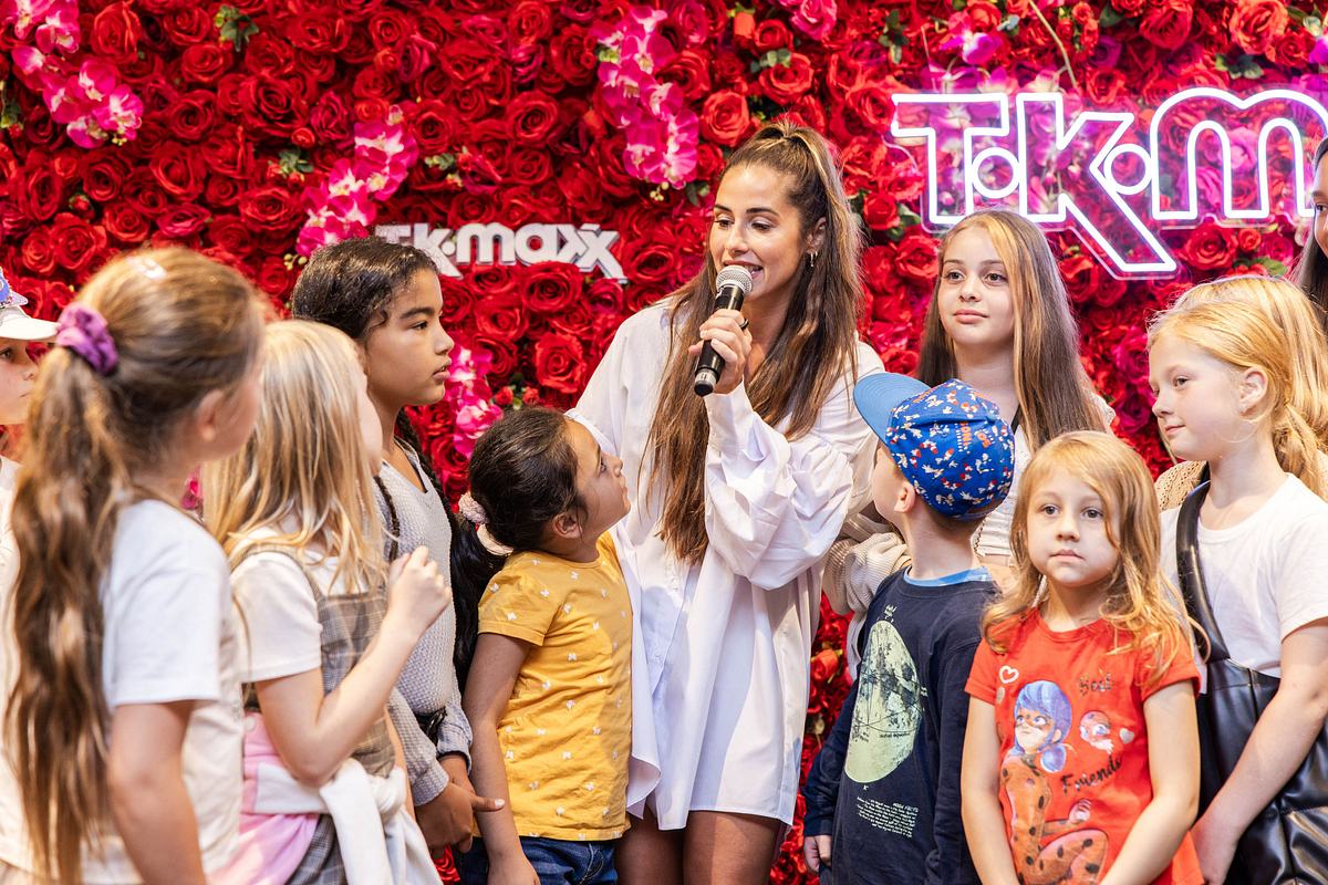 Sarah Engels & Kinder beim Weltkindertag