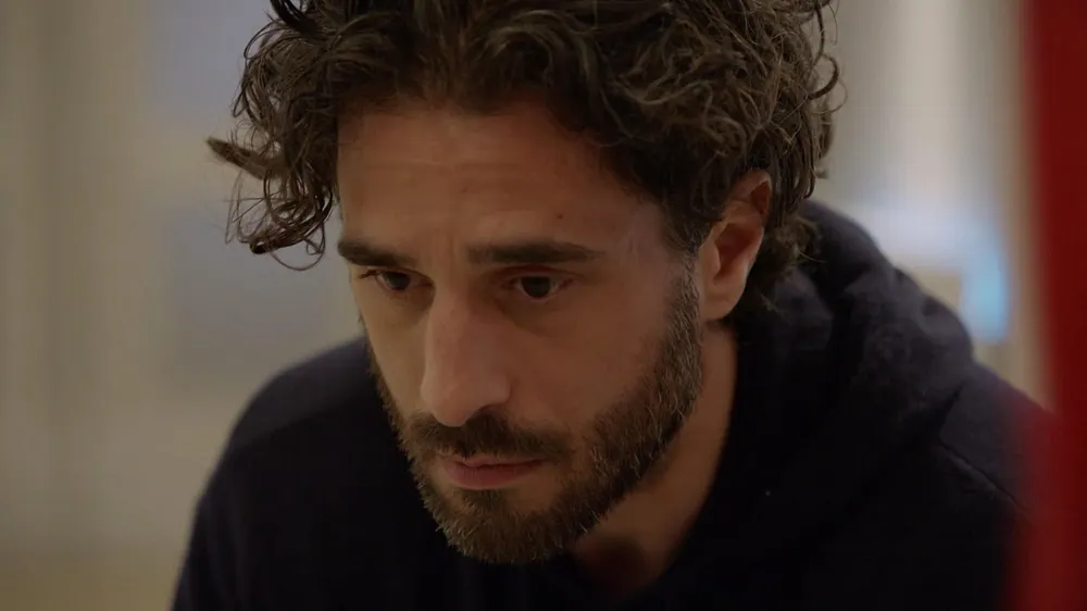 Tobias schaut mit versteinerter Miene in die Ferne. Tobias schaut mit versteinerter Miene in die Ferne.