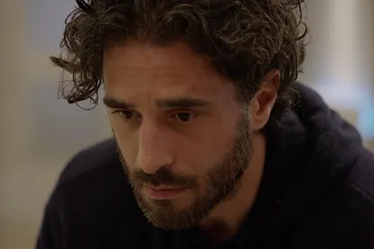 Tobias schaut mit versteinerter Miene in die Ferne.
