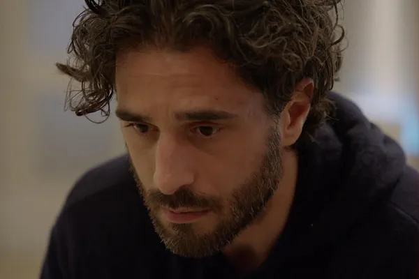 Tobias schaut mit versteinerter Miene in die Ferne.