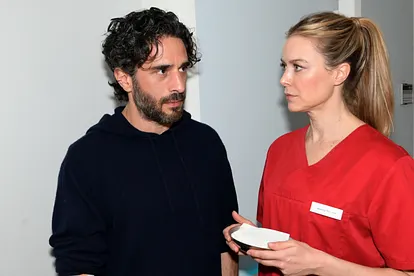 Tobias mit verzweifeltem Blick, Jessica schaut ihn ernst an.