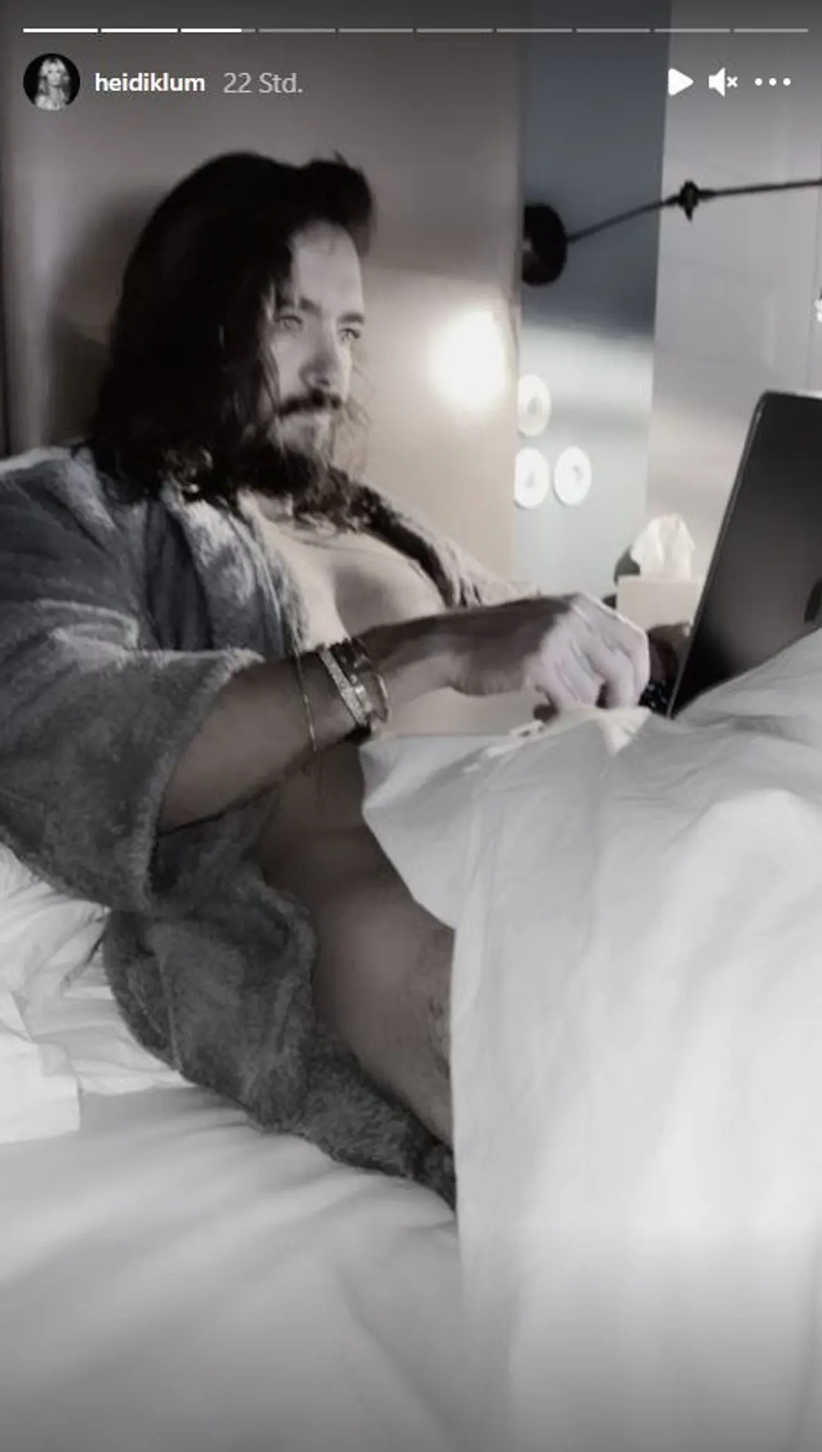 Tom Kaulitz zeigt sich unten ohne Tom Kaulitz zeigt sich unten ohne