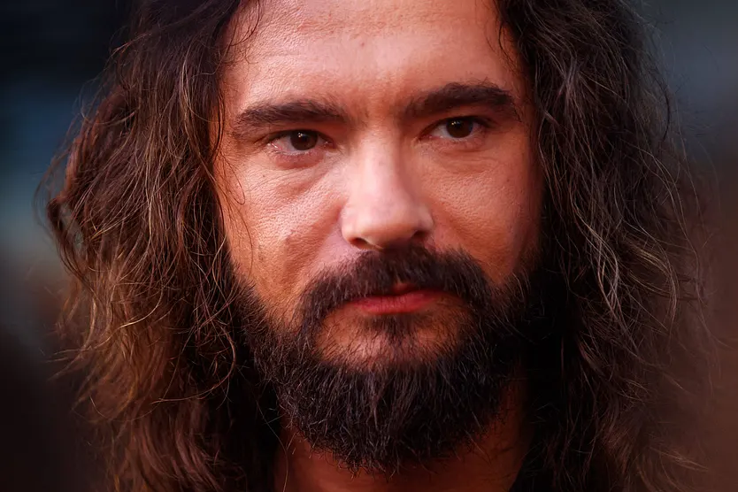 Tom Kaulitz schaut nachdenklich in die Ferne.