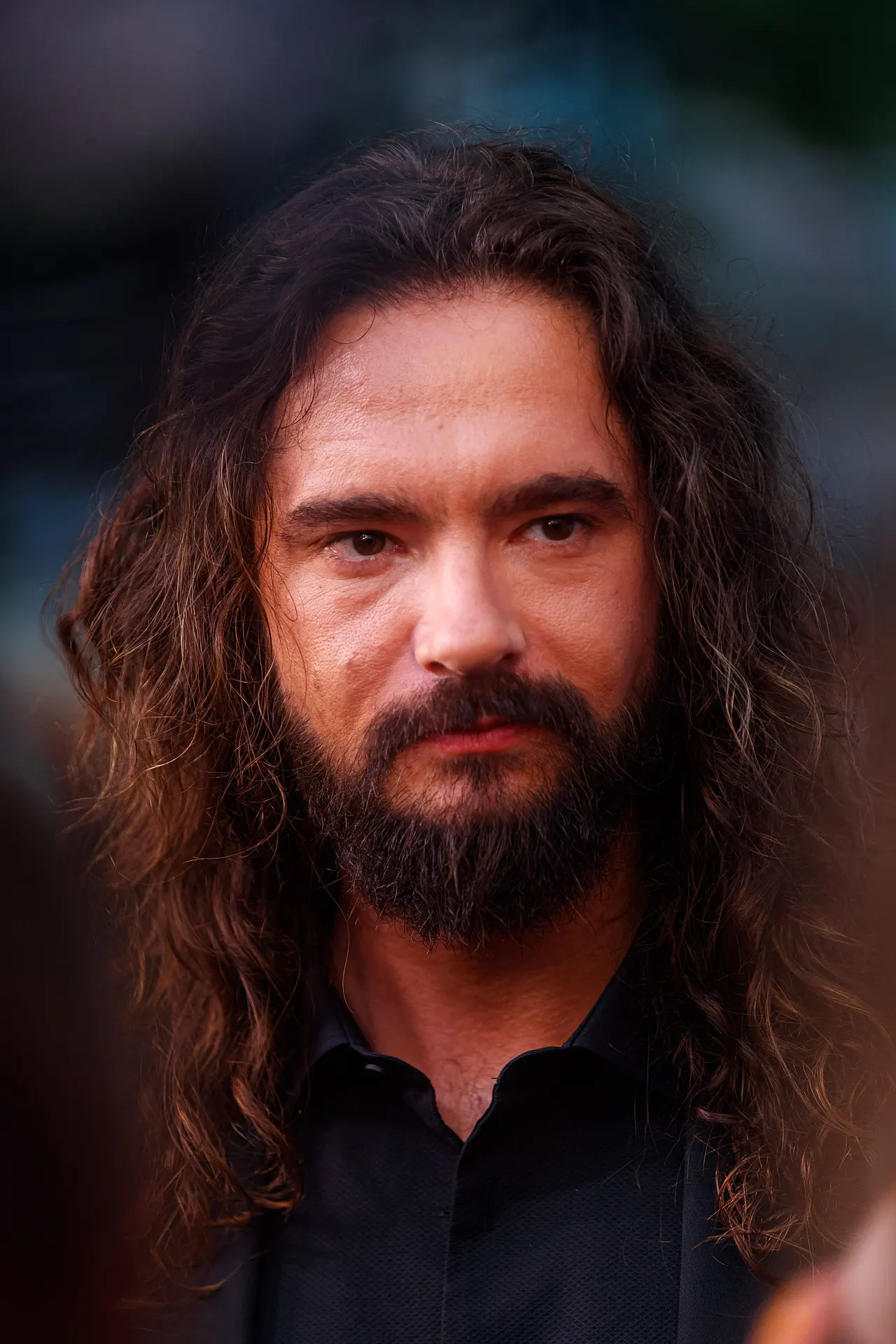 Tom Kaulitz schaut nachdenklich in die Ferne. - Foto: IMAGO / Eventpress