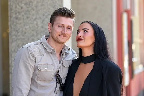 Tommy Pedroni mit Freundin Paulina Ljubas. Er lächelt in die Kamera, sie blickt zu ihm auf.