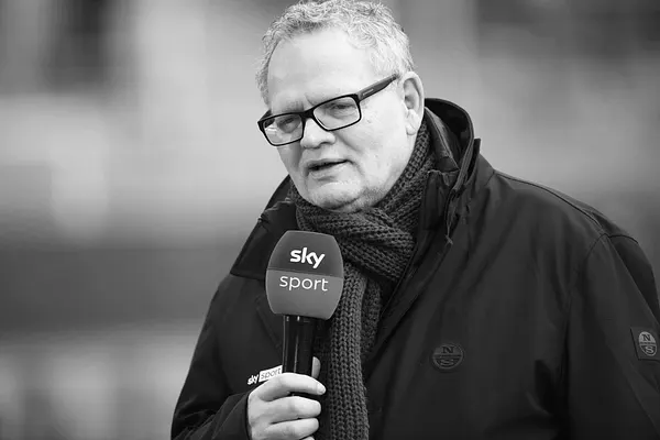 Schwarz-Weiß-Aufnahme von Ulli Potofski am Sky-Mikro.