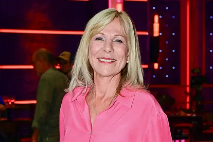 Ulrike von der Groeben lächelt mit offenen Haaren in die Kamera. 