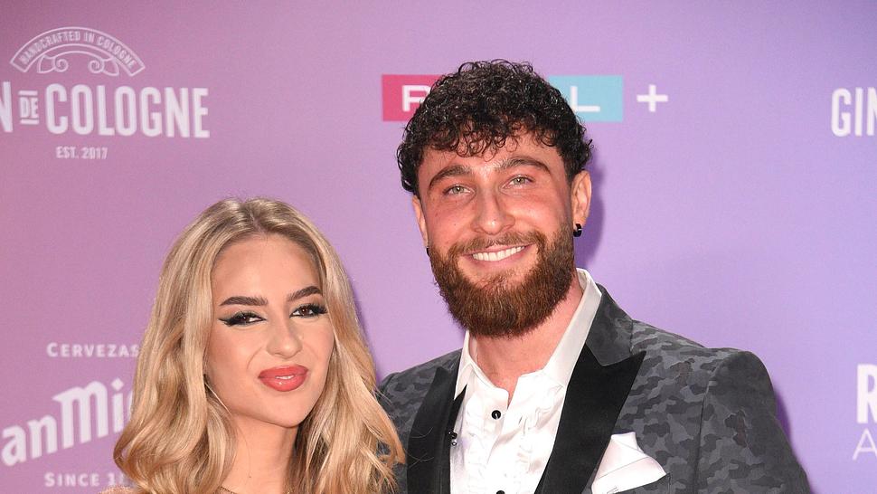 Emma und Umut lächeln in die Kamera - Foto:  IMAGO / Future Image