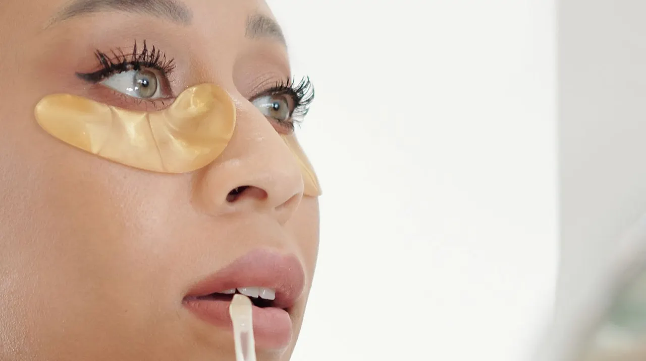 Undereye-Patches im Reality TV Frau trägt Undereye-Patches - Foto: IMAGO / Pond5 Images