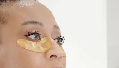 Frau trägt Undereye-Patches
