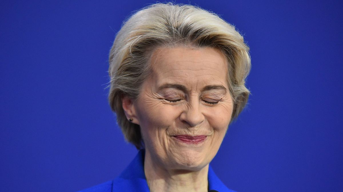 Ursula von der Leyen kneift zufrieden die Augen zusammen