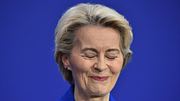 Ursula von der Leyen kneift zufrieden die Augen zusammen - Foto: IMAGO / NurPhoto