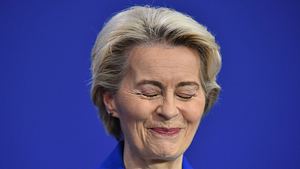 Ursula von der Leyen kneift zufrieden die Augen zusammen - Foto: IMAGO / NurPhoto