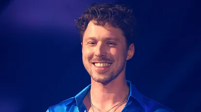 Valentin Lusin strahlt bei "Let's Dance" in die Kamera.