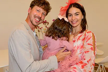 Renata Lusin und Valentin Lusin strahlen in die Kamera, Tochter Stella zeigt ihren Rücken.