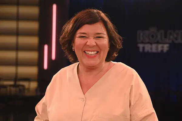 Vera Int-Veen strahlt in die Kamera.