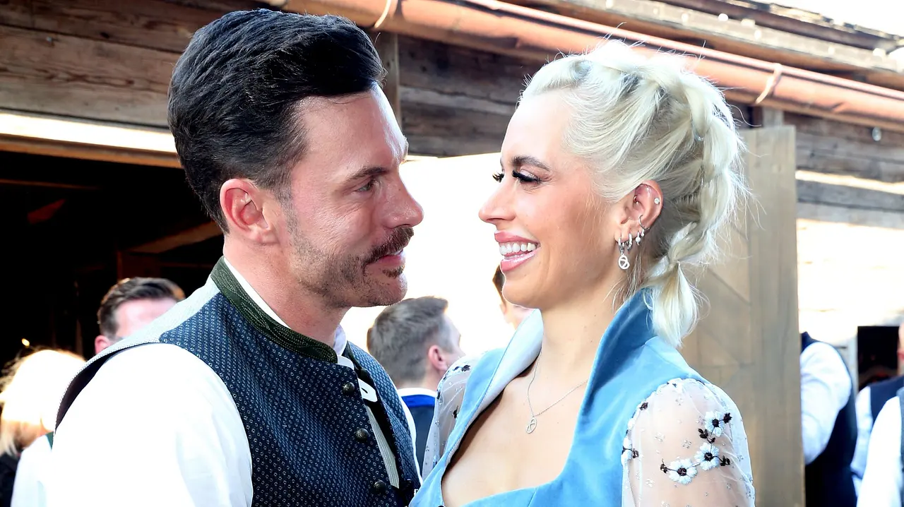Verena Kerth mit einem Mann auf der Wiesn Verena Kerth mit einem Mann auf der Wiesn - Foto: Getty Images