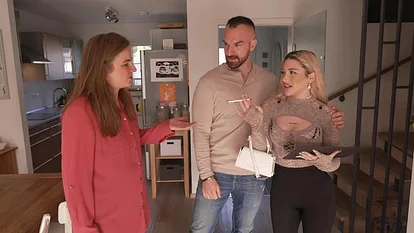Eine Szene aus "Verklag mich doch!". Ein Mann und eine Frau diskutieren mit einer anderen Frau,