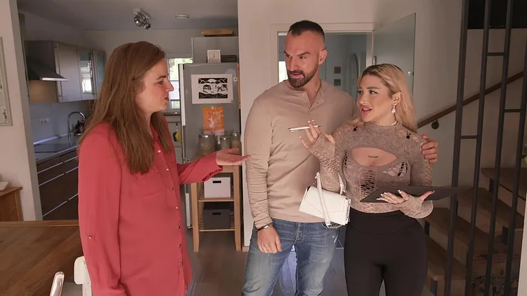 Eine Szene aus "Verklag mich doch!". Ein Mann und eine Frau diskutieren mit einer anderen Frau,