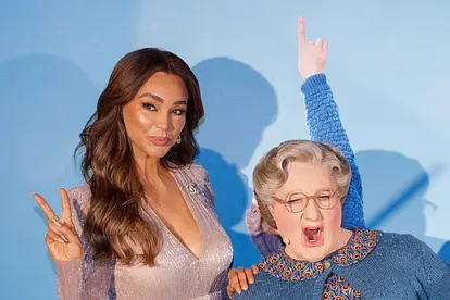 Verona Pooth posiert bei der Premiere des Musicals "Mrs. Doubtfire" mit dem Hauptdarsteller.