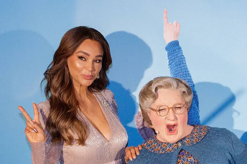 Verona Pooth posiert bei der Premiere des Musicals "Mrs. Doubtfire" mit dem Hauptdarsteller.