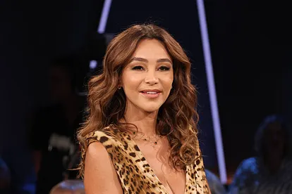 Verona Pooth trägt offene Haare und ein tief ausgeschnittenes Oberteil mit Leoparden-Print. 