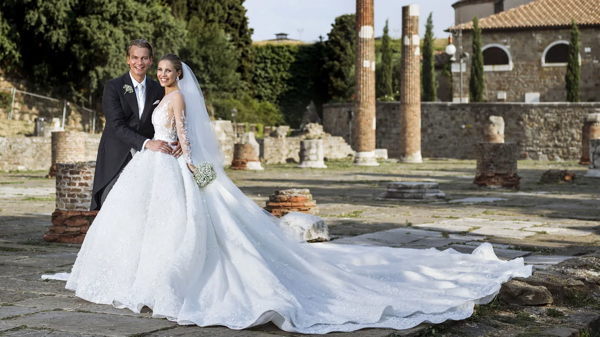 Victoria Swarovskis Hochzeitskleid mit langer Schleppe Victoria Swarovskis Hochzeitskleid mit langer Schleppe