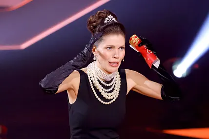 Victoria Swarovski: Läuft SIE ihr den Rang ab? Victoria Swarovski im "Frühstück bei Tiffany"-Look schaut gestresst und hält die Hände am Kopf.