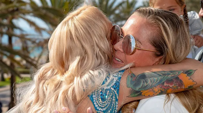 Rebecca Kratz umarmt eine Freundin auf Mallorca