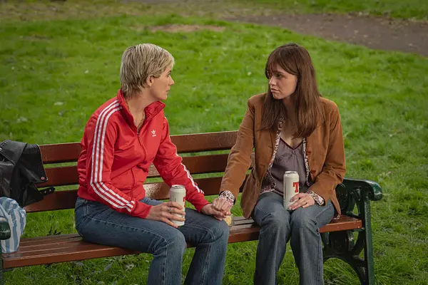Jodie Whittaker als Susan und Aimee Lou Wood als Tracy in "Toxic Town".
