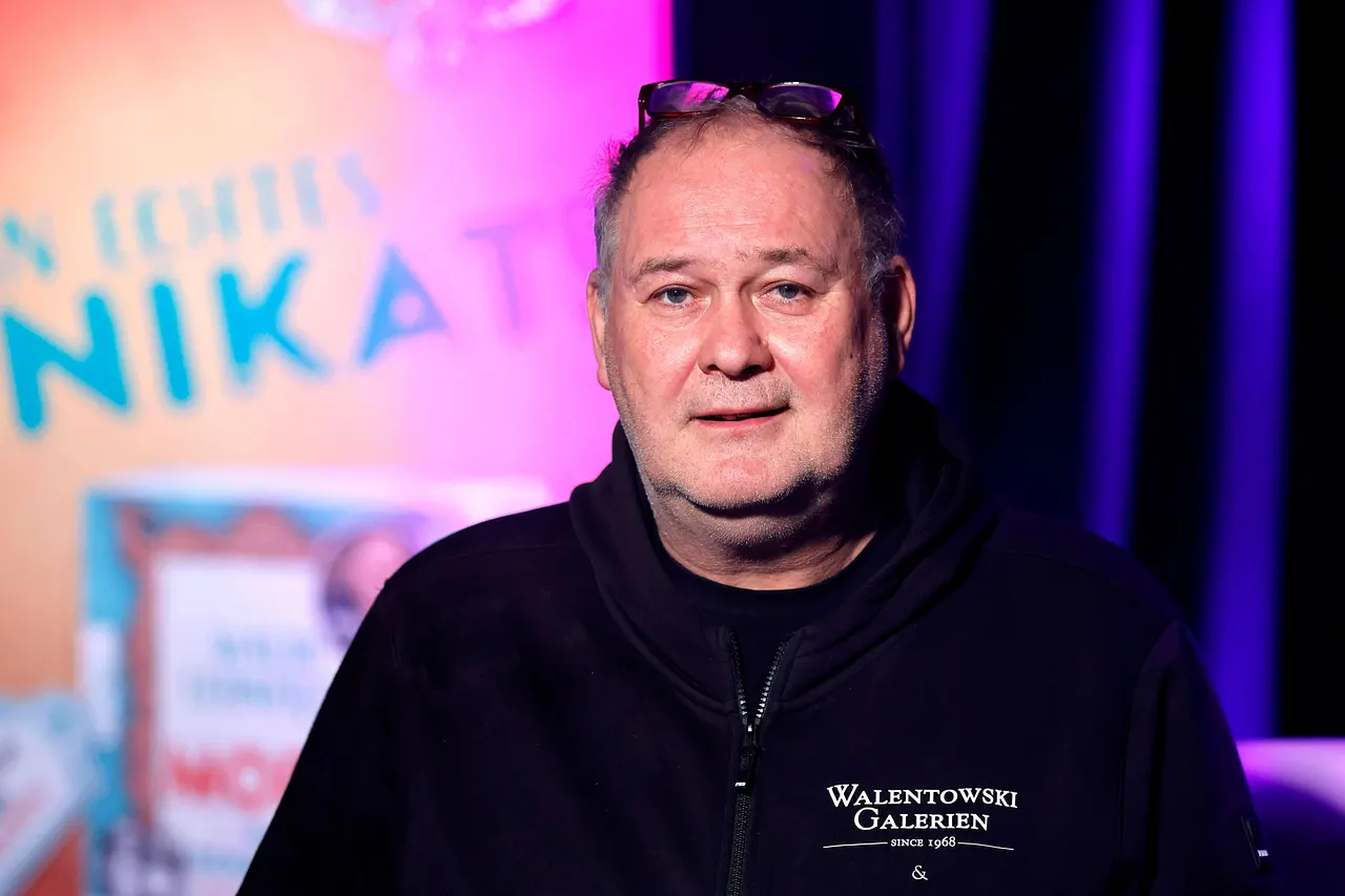 Bares für Rares-Händler Walter Lehnertz trägt eine schwarze Kapuzenjacke und blickt entspannt in die Kamera. - Foto: IMAGO / Panama Pictures