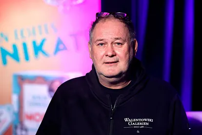 "Bares für Rares"-Händler Walter Lehnertz trägt eine schwarze Kapuzenjacke und blickt entspannt in die Kamera.