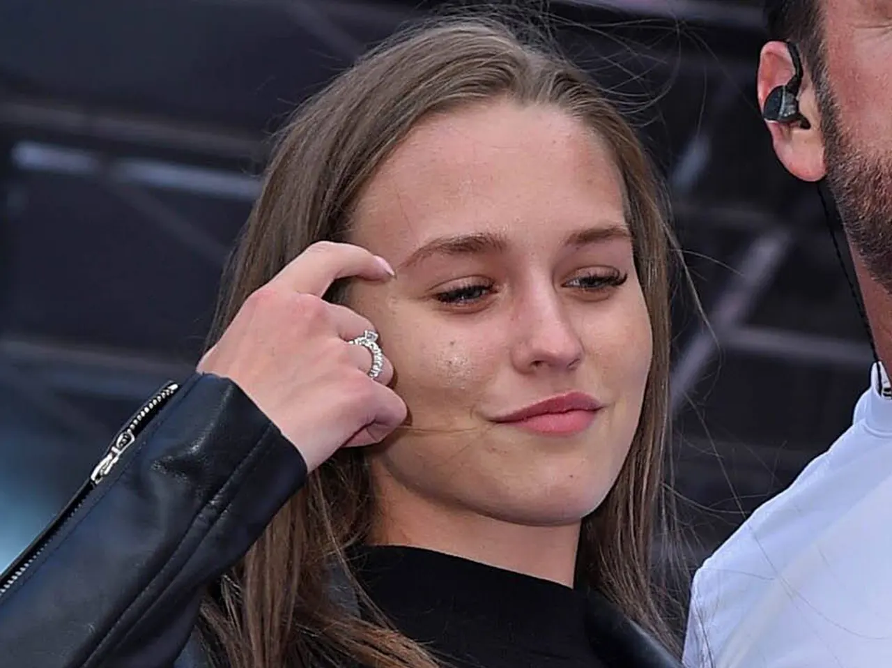 was-ist-mit-laura-mueller-los-michael-wendler-geldprobleme Laura Müller kratzt sich an der Stirn, während sie neben Michael Wendler auf der Bühne steht. - Foto: IMAGO / Gartner