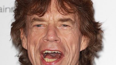 Mick Jagger spielt mit Rolling Stones Flipperautomat