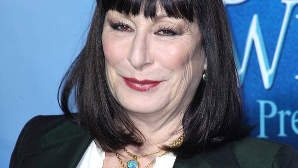 Anjelica Huston bekommt PETA-Auszeichnung