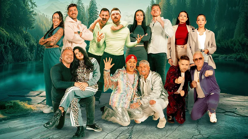 Hier sieht man den gesamten Cast der RTLZWEI Serie #CoupleChallenge vor einem Waldhintergrund