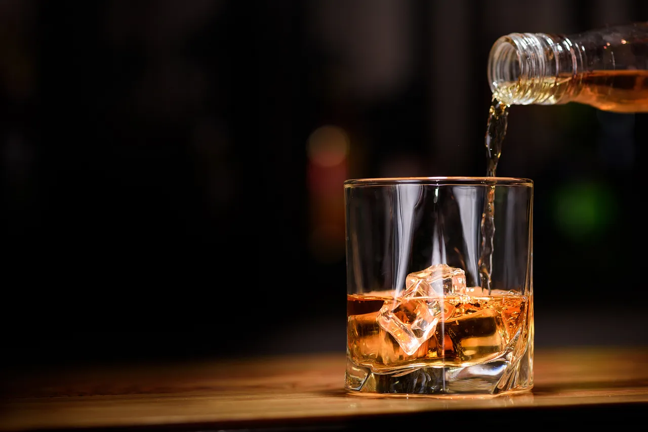 Whisky Gläser Whisky wird in ein Whisky Glas gegossen. - Foto: iStock/ OlegEvseev