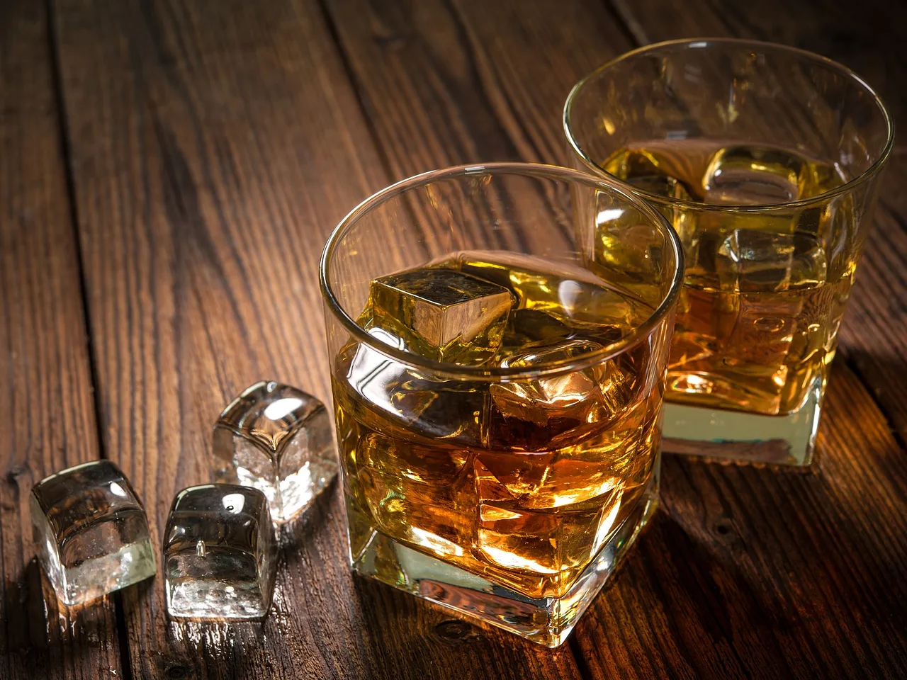 Whisky Set Whisky Set und Eiswürfel - Foto: iStock/AlexRaths