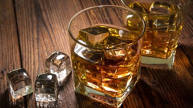 Whisky Set und Eiswürfel - Foto: iStock/AlexRaths