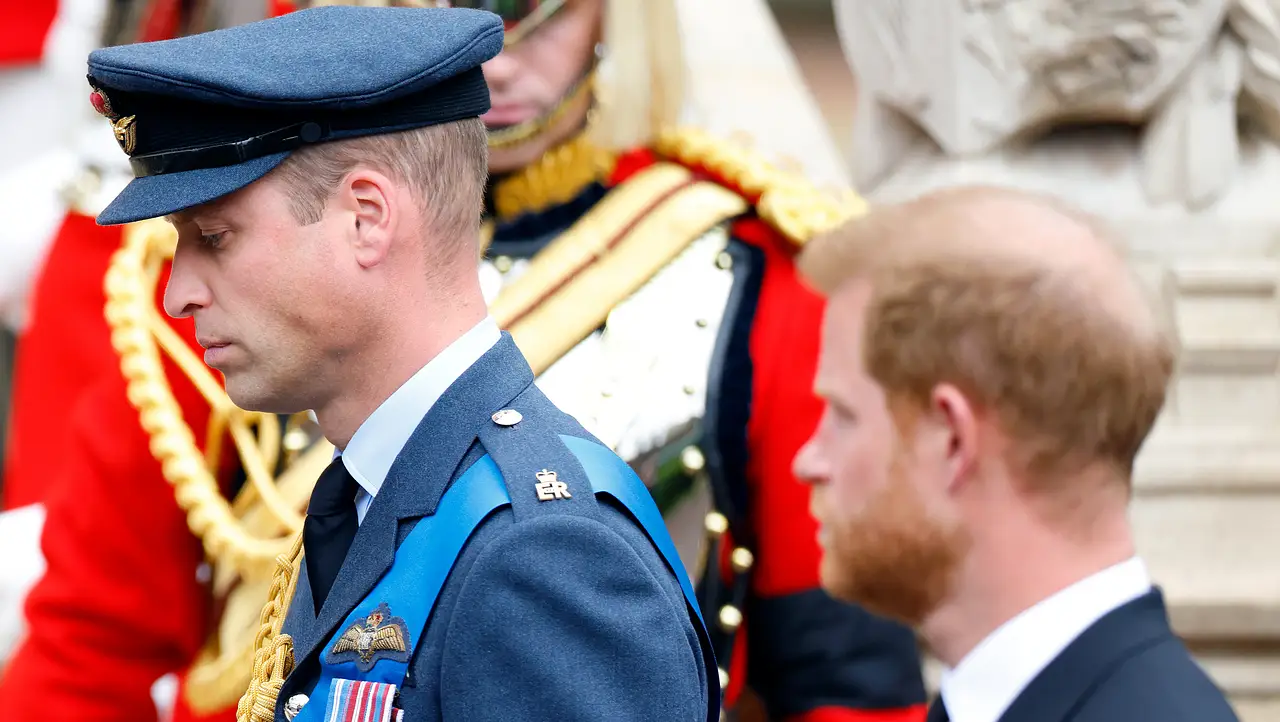 Prinz Harry und William Harry und William schauen ernst - Foto: Max Mumby / Getty Images