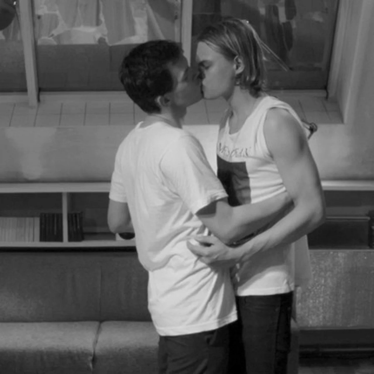 Wilson Gonzalez beim Knutschen mit einem anderen Mann Wilson Gonzalez beim Knutschen mit einem anderen Mann - Foto: After Love Trailer/Screenshot