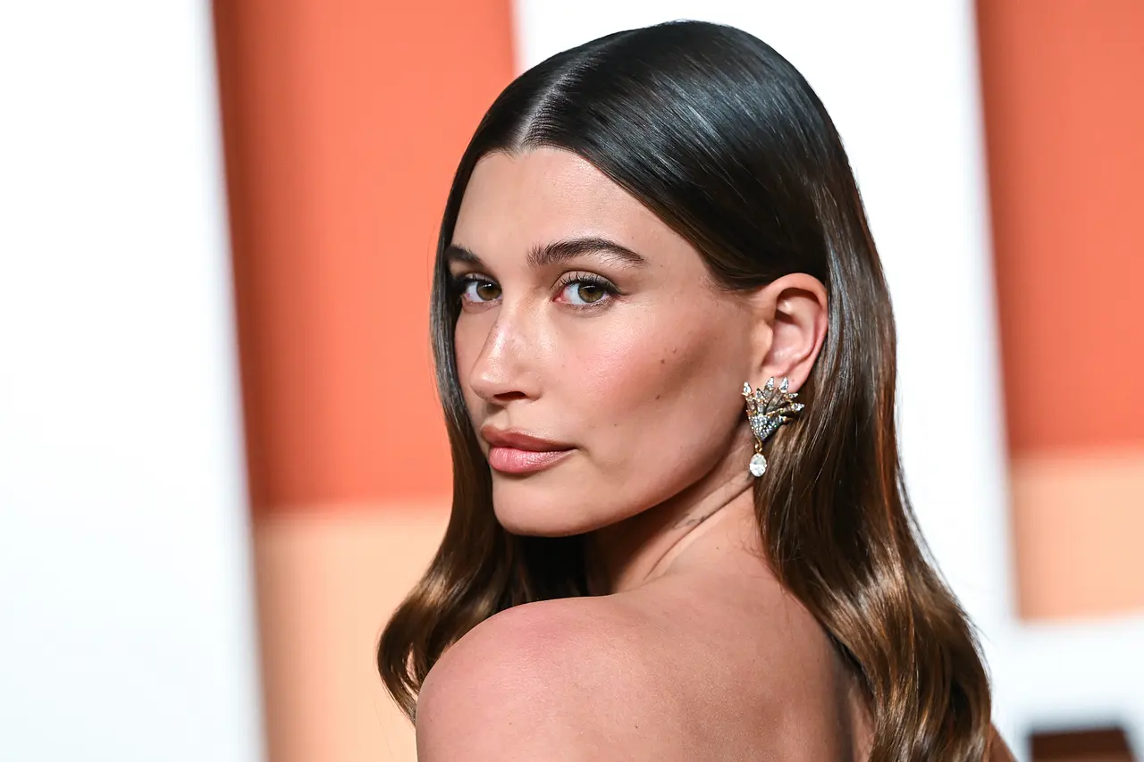Hailey Bieber Make-up Wimpern - Foto:  ddp: Anthony Behar