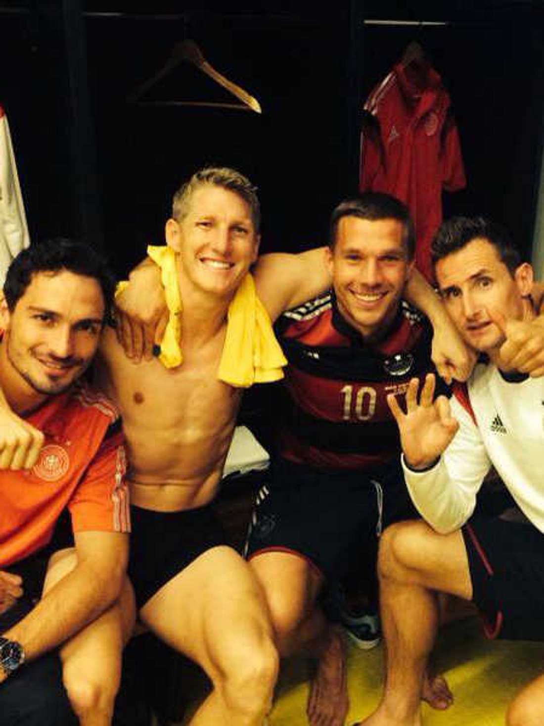 WM 2014:Schweini feiert nackt mit seinen Jungs!