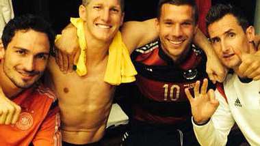WM 2014:Schweini feiert nackt mit seinen Jungs! - Foto: facebook.com/lukas_podolski