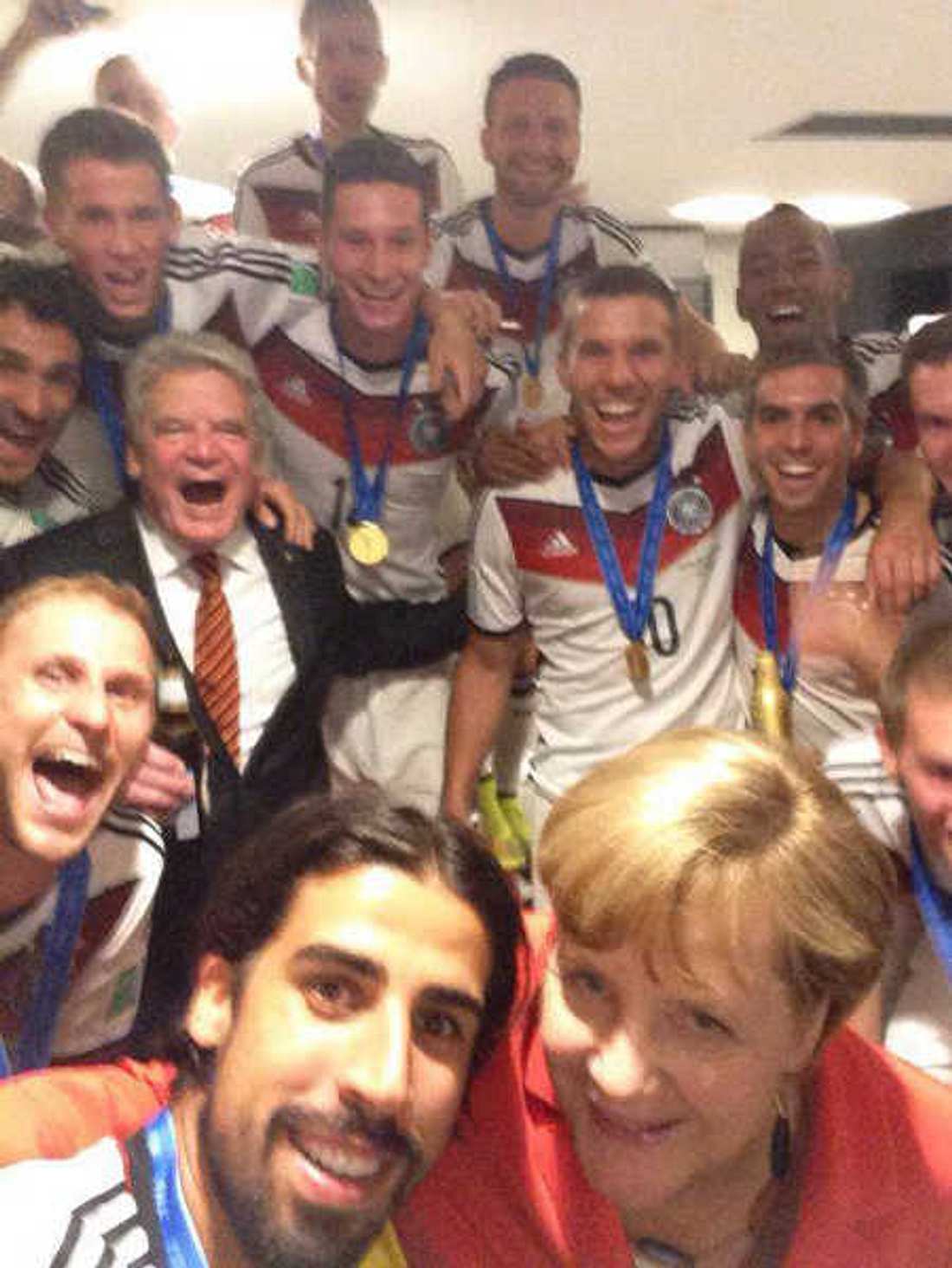 WM 2014: Gruppen-Selfie mit Angela Merkel!